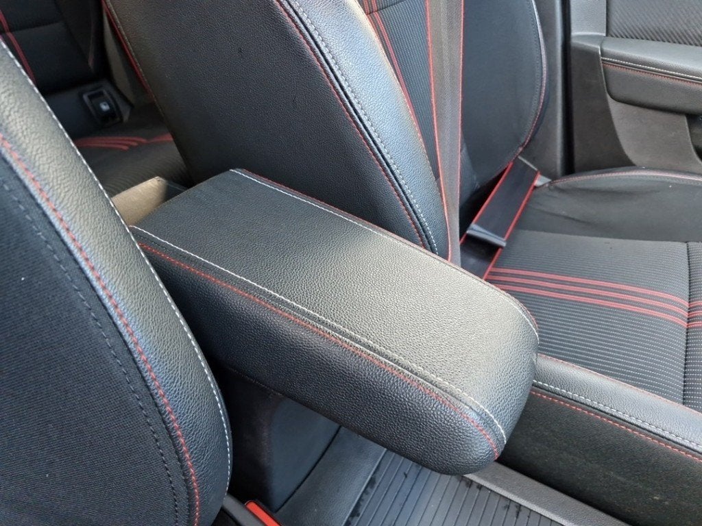 ACCOUDOIR CENTRAL Renault Clio V (RJAB) (01-2019/-), Renault, Utilisé, Peter-Huppertz-Straße 5
51063  Köln, DE, Dialog.deutschland@renault.de