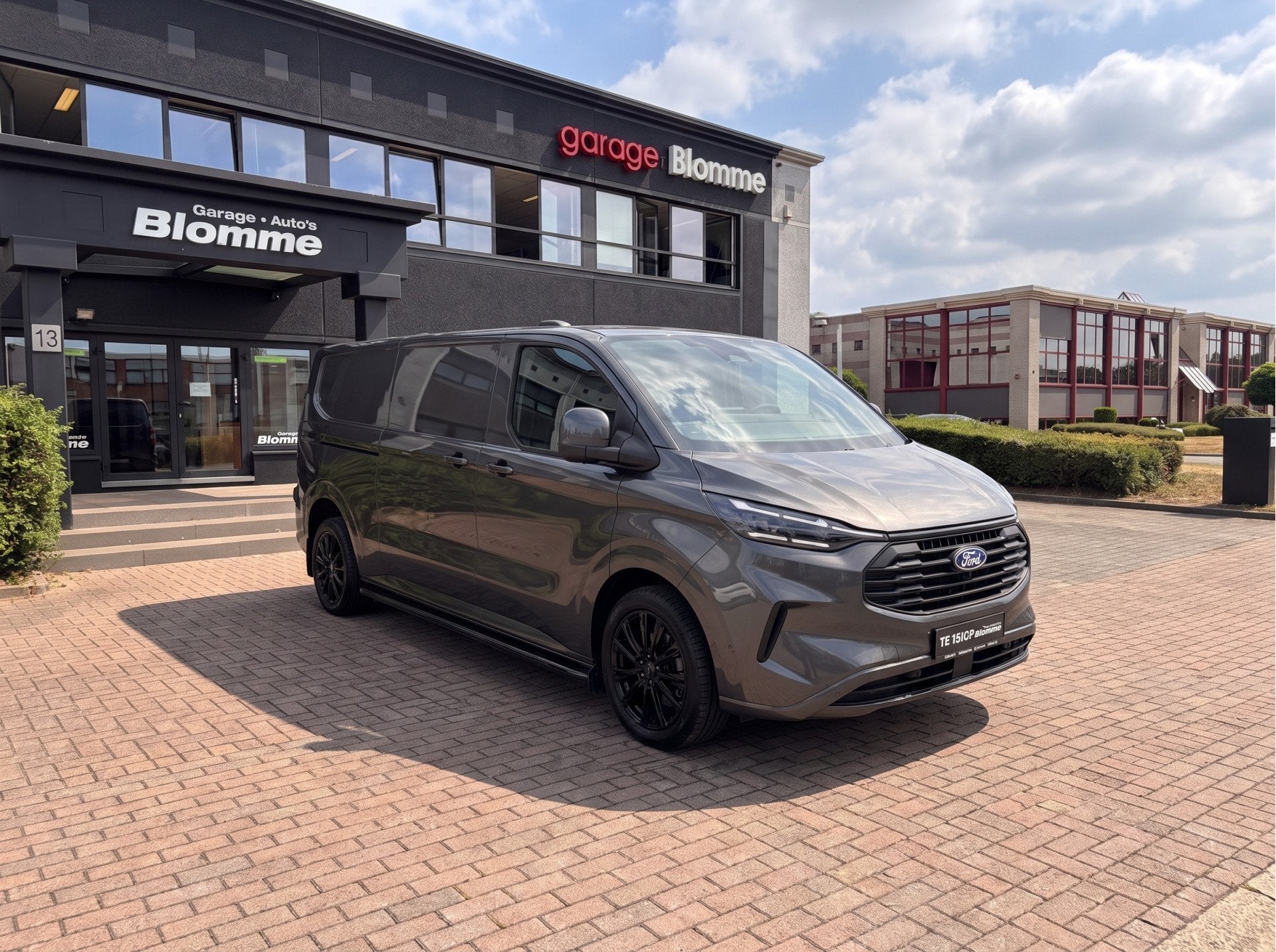Ford Transit Custom 320 2.0 TDCI L2H1 Limited DC NIEUW ! 6-z, Stof, Gebruikt, Zwart, 4 cilinders