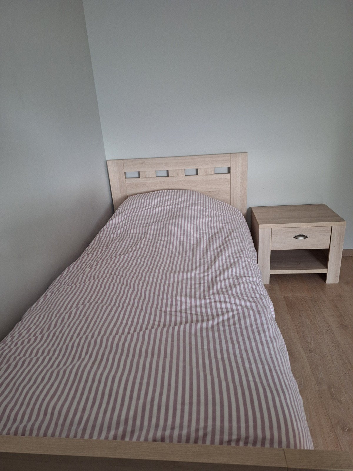 Slaapkamer: bed, nachtkastje en kleerkast, Enlèvement, Utilisé, Une personne