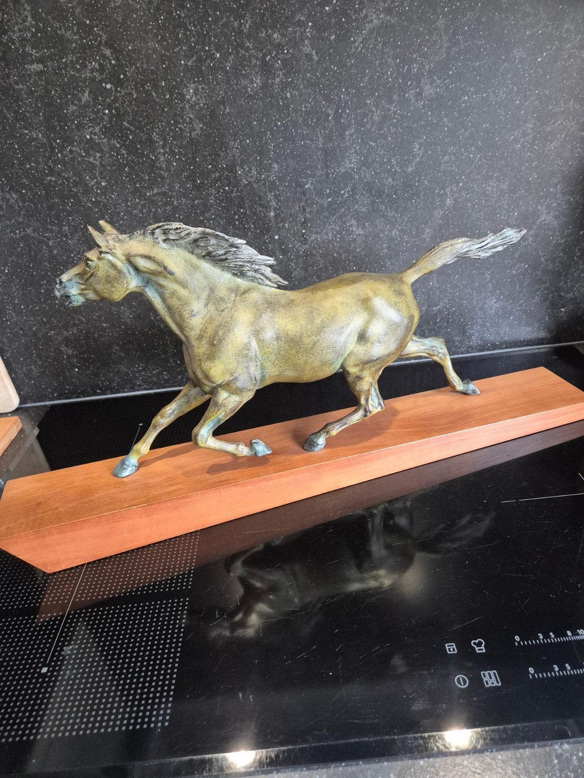cheval en bronze sur socle en bois, Enlèvement ou Envoi, Bronze