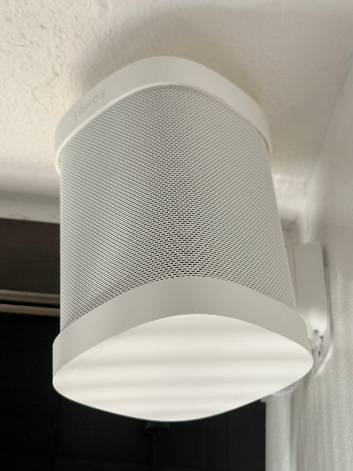 Sonos one + Sonos muurbeugel, Maison & Meubles, Lampes | Suspensions, Comme neuf, Enlèvement