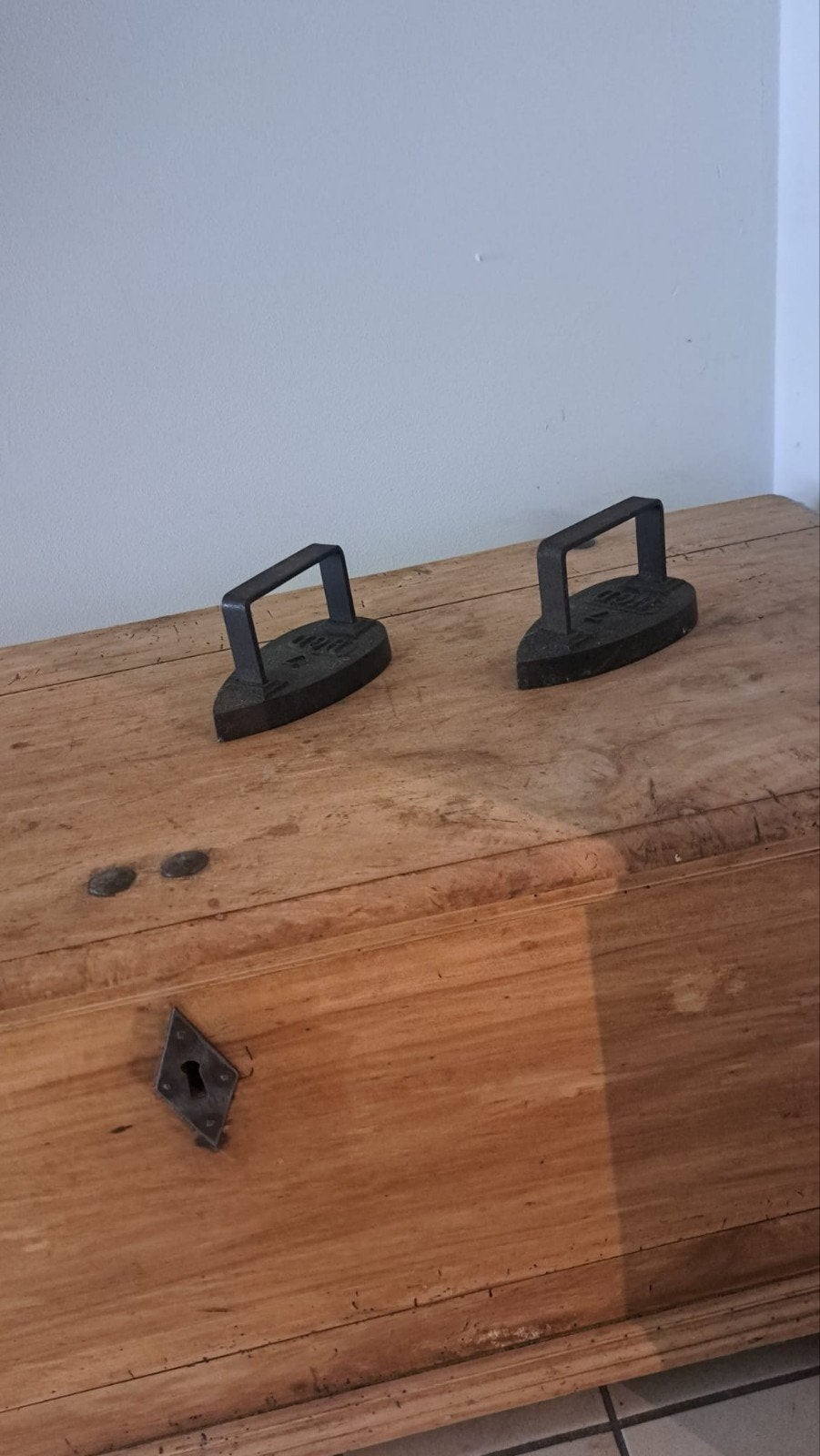 2 antieke strijkijzers, Ophalen