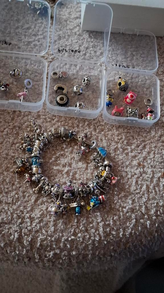 Pandora bedel armband + 46 bedeltjes (zie beschrijving), Ophalen of Verzenden, Zo goed als nieuw, Zilver, Armband