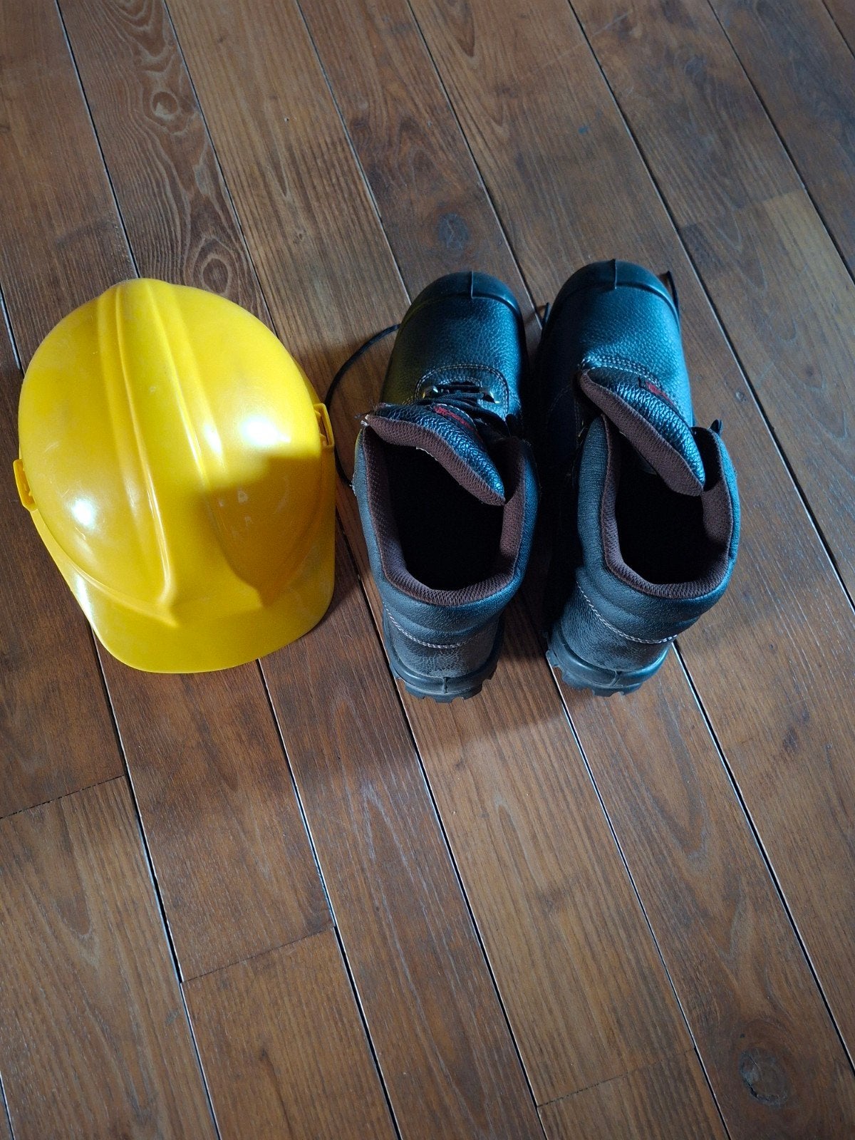 Chaussures de sécurité taille 43 + casque, Enlèvement, Comme neuf