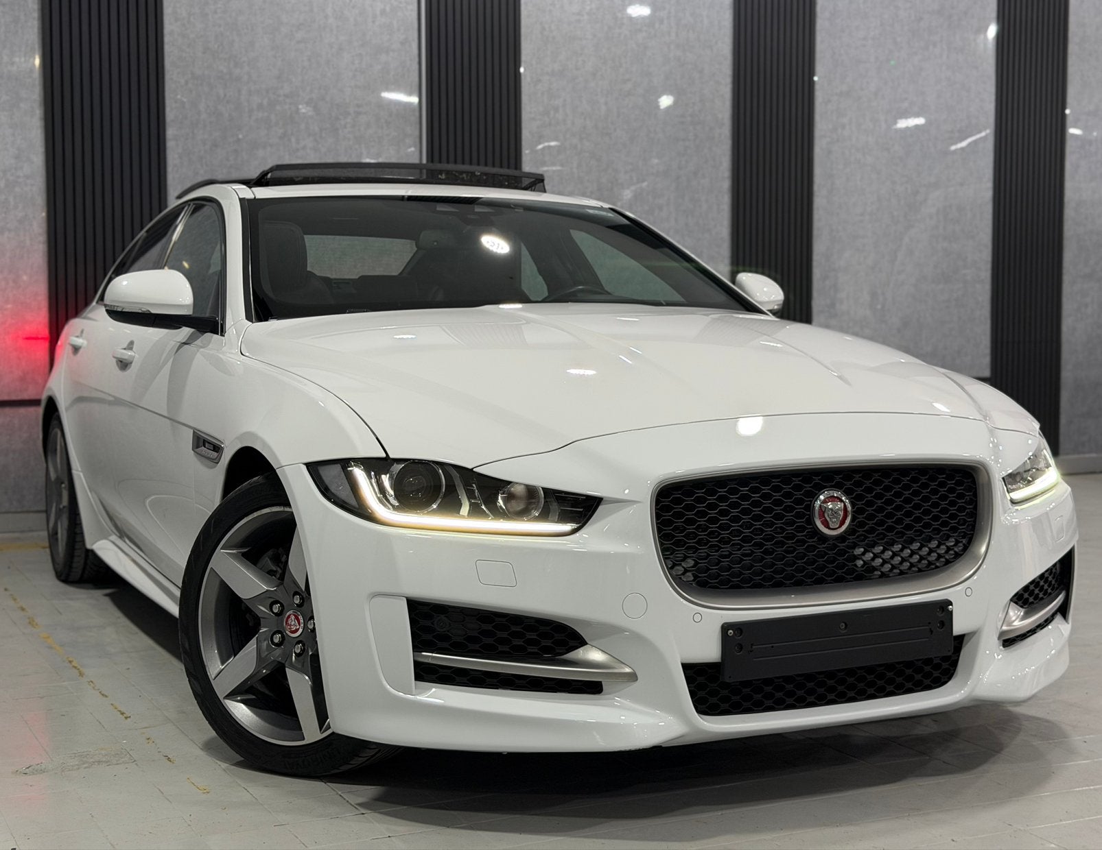 JAGUAR XE R-SPORT – TOIT PANORAMIQUE  BOÎTE AUTO, Cuir, Achat, Euro 6, Entreprise