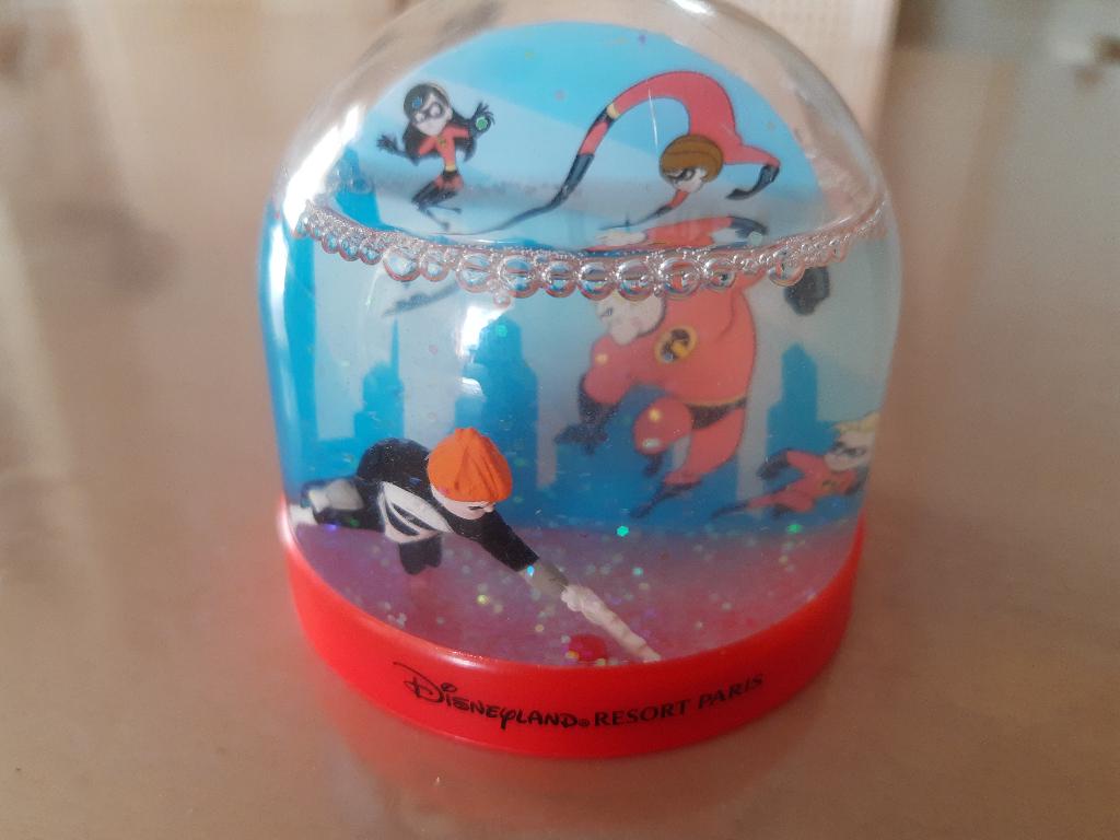 Disneyland Paris Sneeuwbol : The incredibles, Verzamelen, Ophalen of Verzenden, Overige figuren, Gebruikt, Overige typen