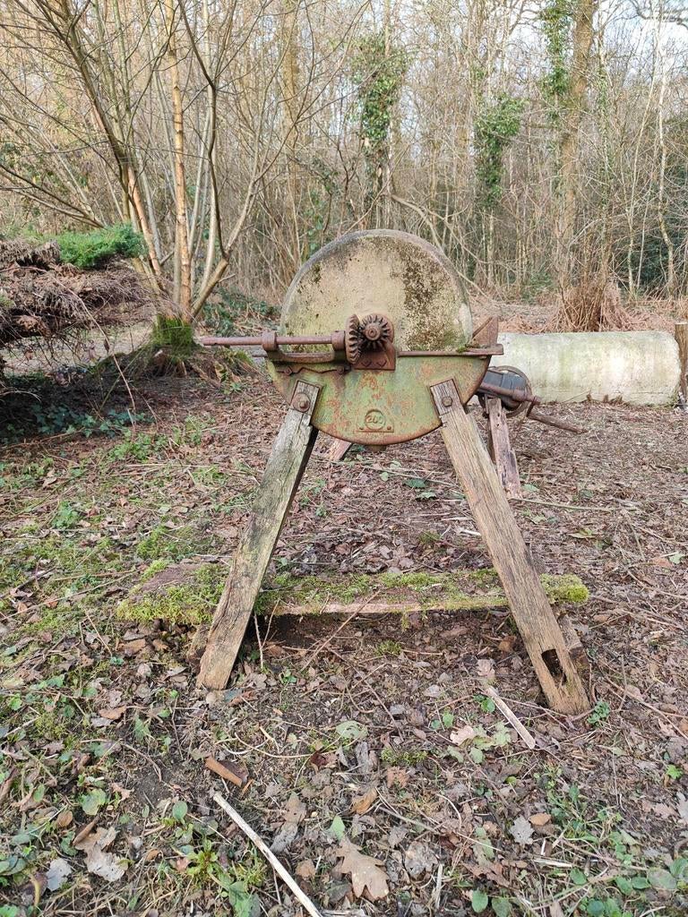 Ancienne meule à eau en pierre, Enlèvement