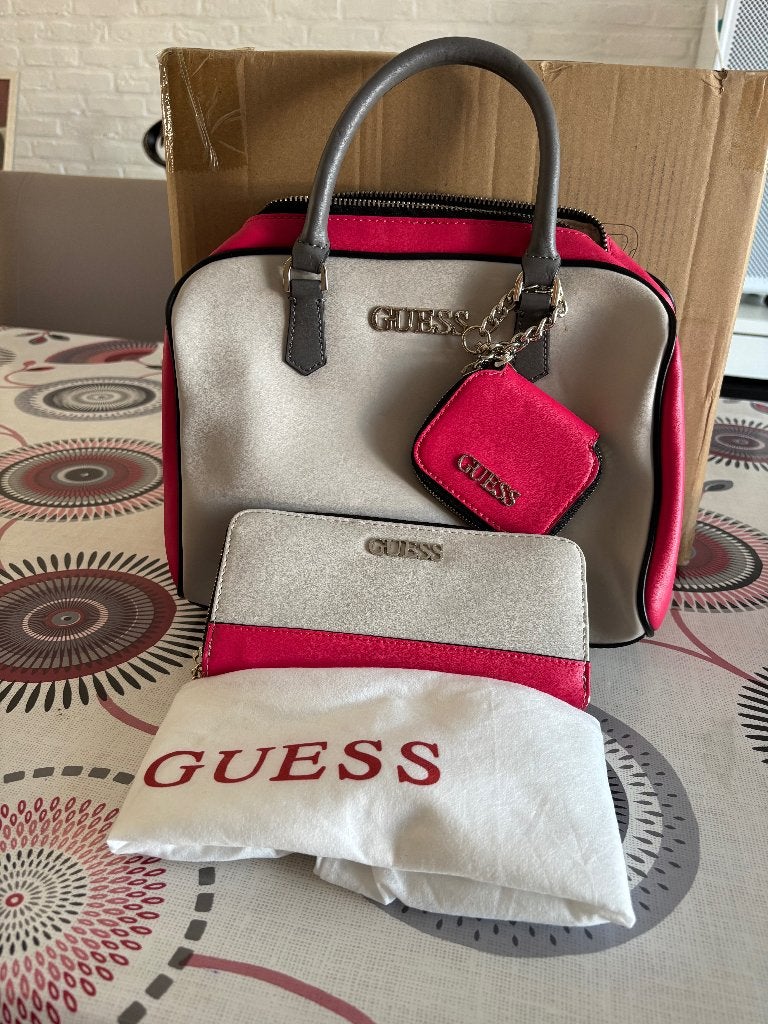 Guess handtas met portemonnee Beige met roze, Handtassen en Accessoires, Tassen | Damestassen, Ophalen, Zo goed als nieuw, Beige
