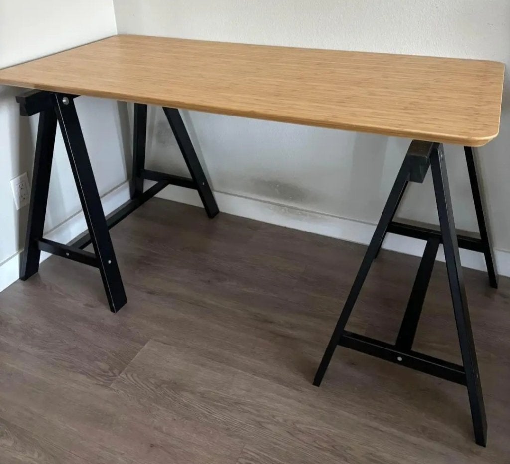 Bureau IKEA sur tréteaux en bois noir (modèle Oddvald), Scandinave, Bureau d'ordinateur, 65 cm, Comme neuf