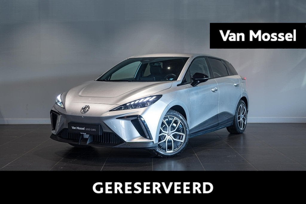 MG MG4 64 kWh Luxury, Auto's, MG, Automaat, Gebruikt, Zwart, 1675 kg