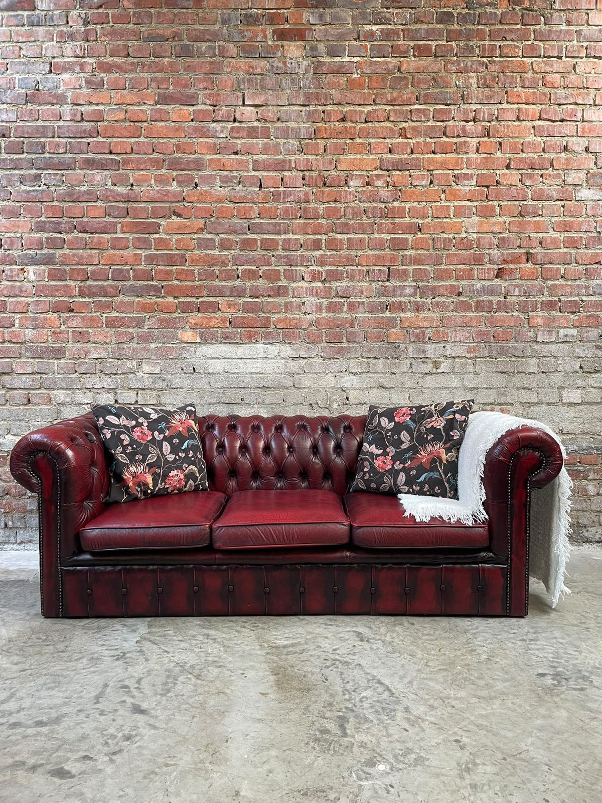 Canapé 3 places vintage Chesterfield en cuir bordeaux, Maison & Meubles, Enlèvement, Comme neuf
