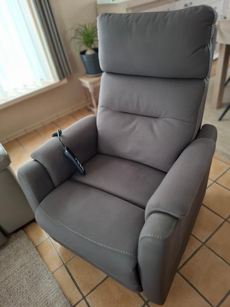Comfortabele relaxzetel voor senioren, Huis en Inrichting, Ophalen, 75 tot 100 cm, Zo goed als nieuw, Stof