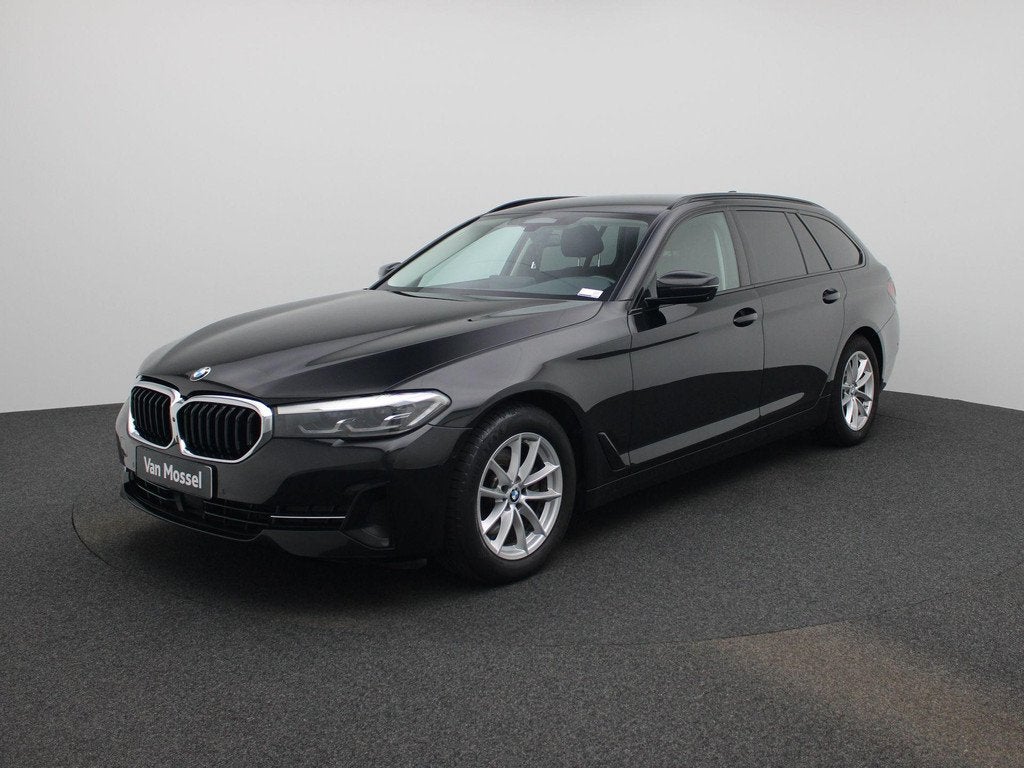 BMW 5 Reeks Touring 518d Aut. (110 kW), Automaat, https://public.car-pass.be/vhr/76de42b8-354b-49e4-ae43-cb08652daf41, Gebruikt