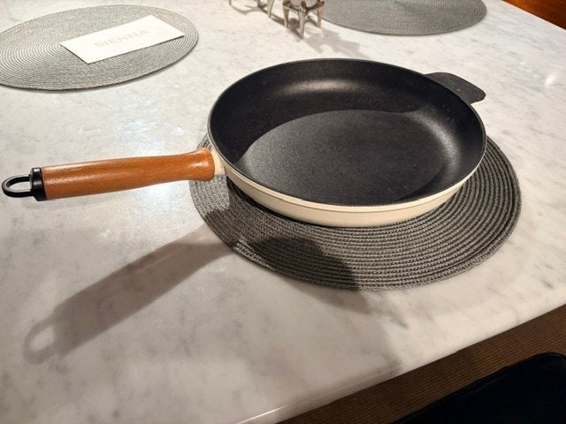 Poêle en fonte, 28 cms, Maison & Meubles, Enlèvement ou Envoi, Comme neuf, Fonte, Poêle à frire