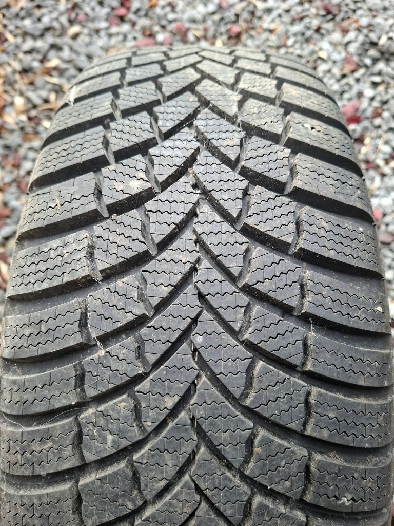 4 pneus hiver Bridgestone 205/55 R16 jantes tôle - 1000km, Pneus hiver, 16 pouces, 205 mm, Pneu(s)