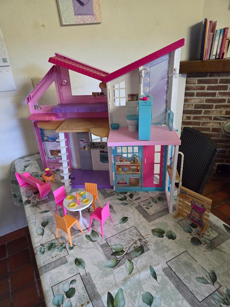 Barbie huis Malibu Villa met meubels en accessoires, Kinderen en Baby's, Speelgoed | Poppenhuizen, Ophalen, Zo goed als nieuw