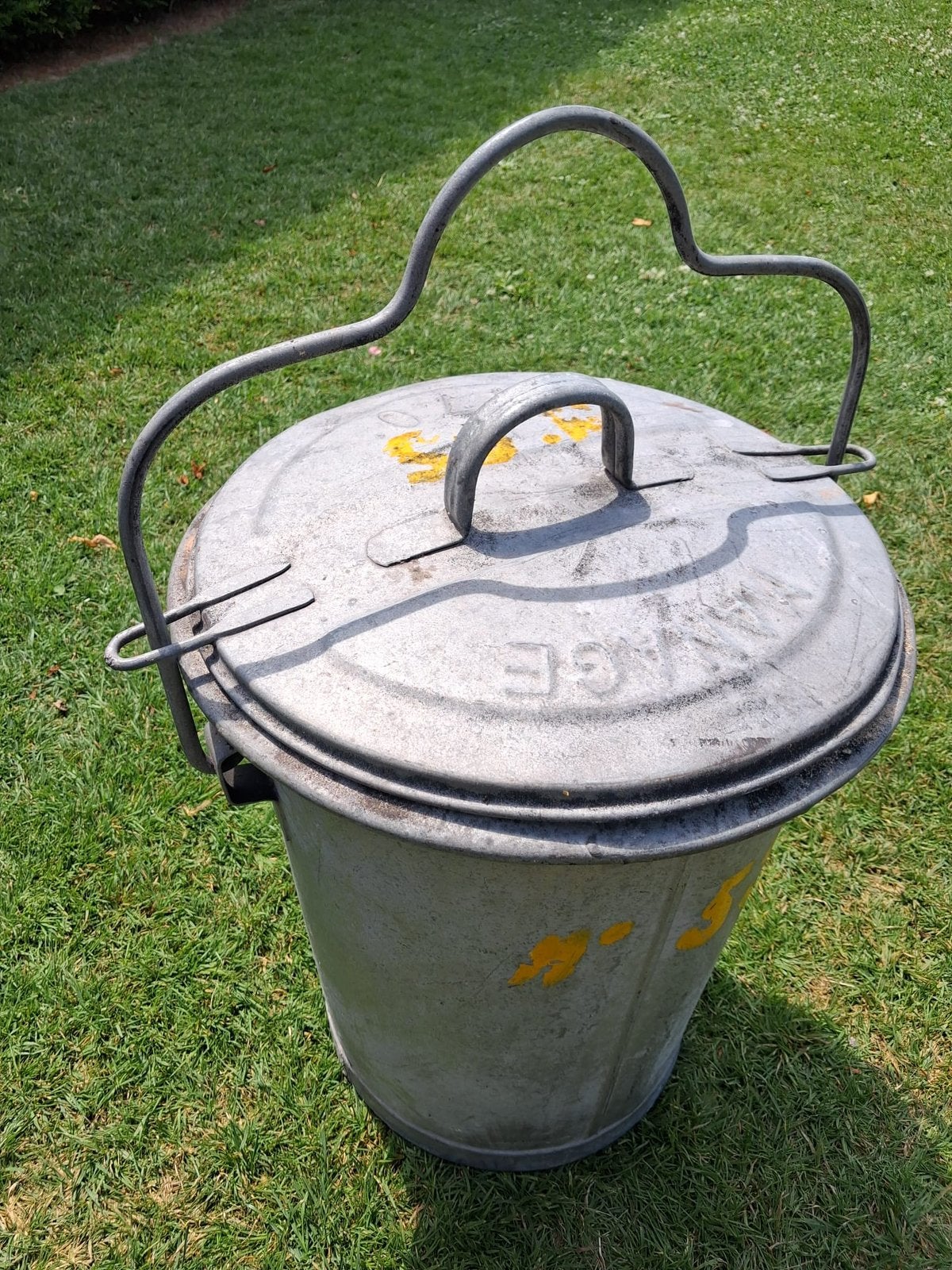 Bassine et seau en  zinc, Enlèvement, Utilisé, Baril de feu