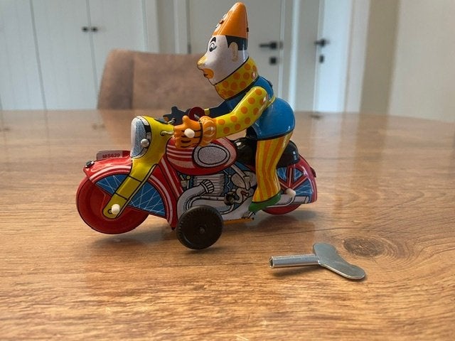 Blikken Clown op Motorfiets – werkend – met sleutel en doos, Antiek en Kunst, Ophalen of Verzenden