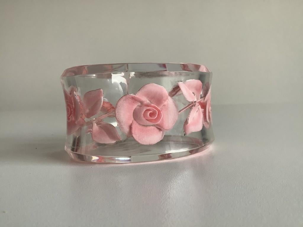 Zeldzame brede vintage carved lucite armband / bangle, Handtassen en Accessoires, Armbanden, Ophalen of Verzenden, Zo goed als nieuw