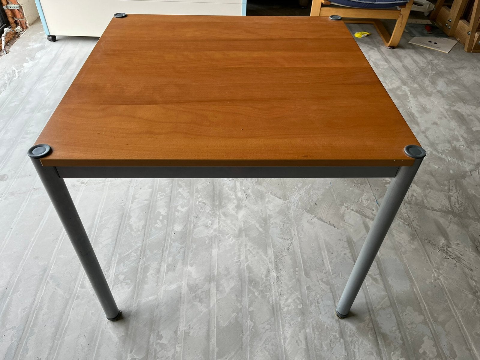 Vierkante tafel met metalen poten, Ophalen, Zo goed als nieuw