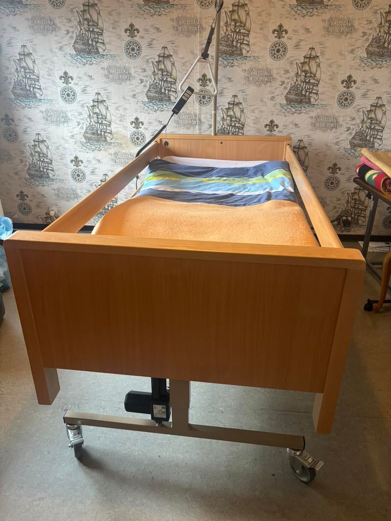 Lit d'hôpital en très bon état avec matelas, Enlèvement, Comme neuf