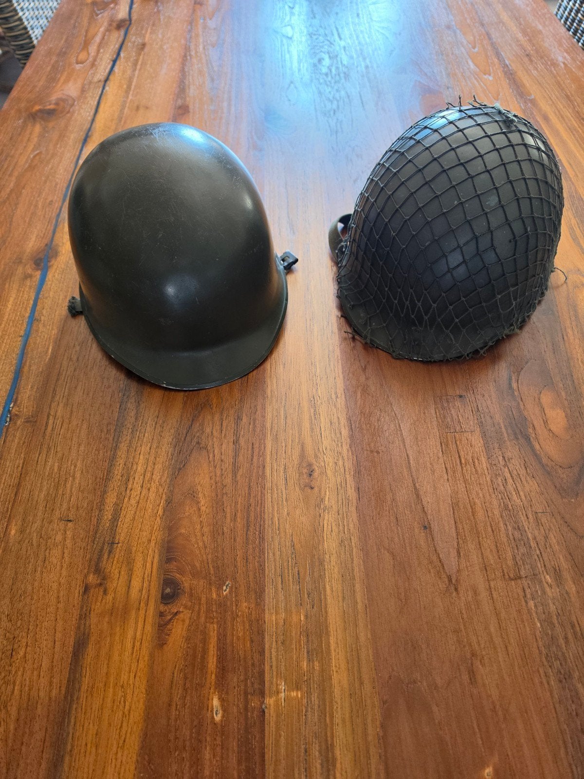 2x Originele Nederlandse M53 legerhelmen / troepenhelmen, Ophalen of Verzenden