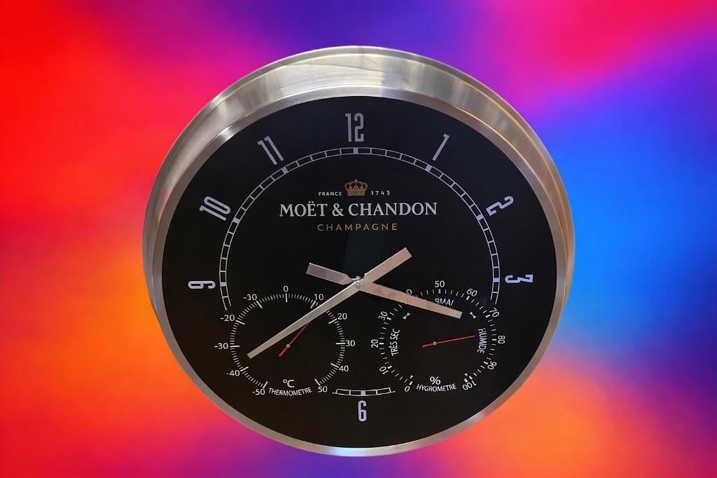 wandklok Moet Chandon, Ophalen