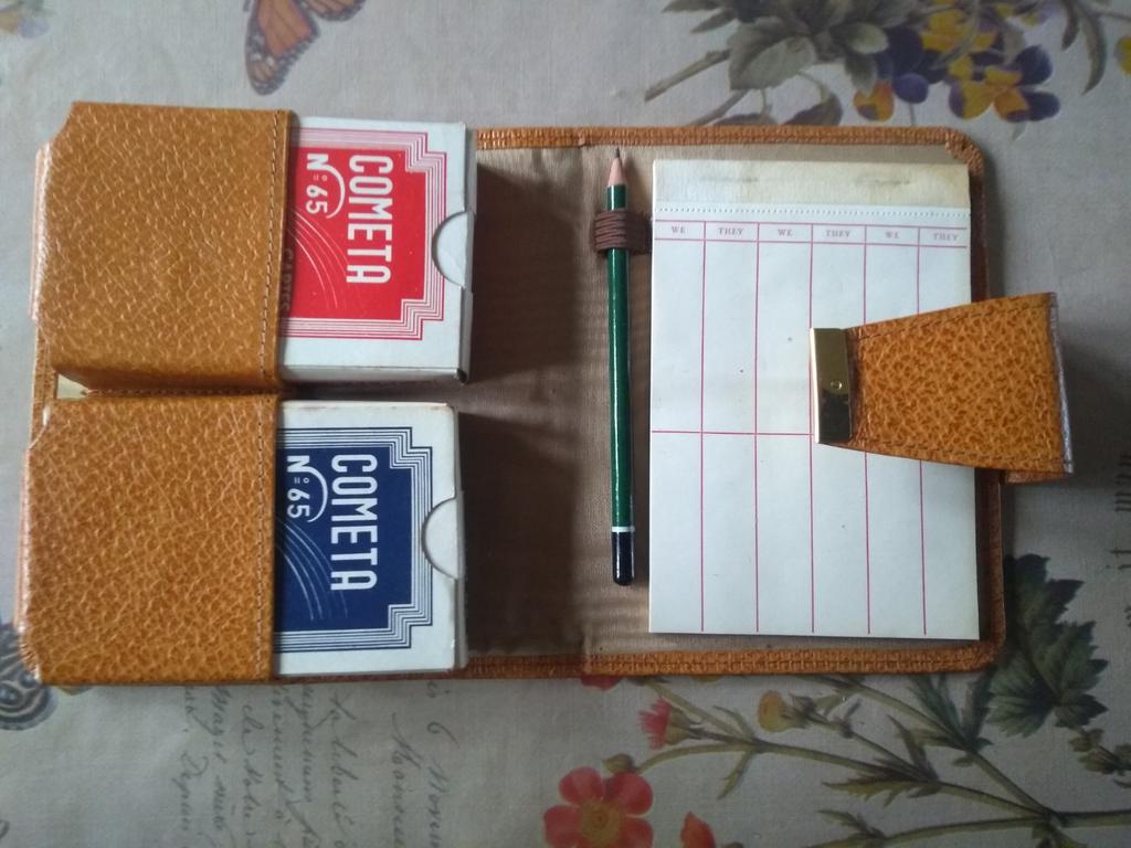 Vintage speelkaarten in lichtbruine etui cometa, Enlèvement ou Envoi, Comme neuf
