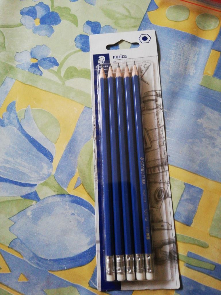 5 crayons Staedtler avec gomme . Neufs, Ophalen of Verzenden, Zo goed als nieuw
