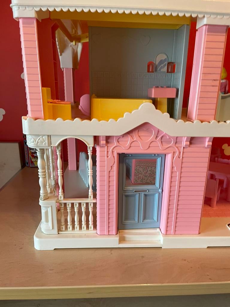 Poppenhuis met meubels en poppen, Ophalen, Zo goed als nieuw, Poppenhuis