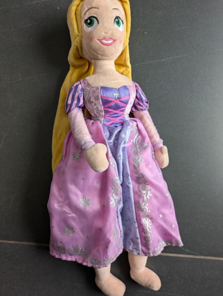 Peluche Raiponce DisneyLand Paris avec son 40 cm, Enlèvement ou Envoi, Autres personnages, Comme neuf, Peluche