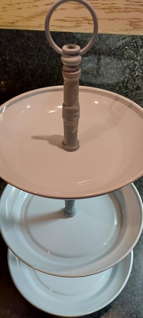 Nieuwe etalagére in metaal / taartjes broodjes kaas enz...., Ophalen of Verzenden, Nieuw