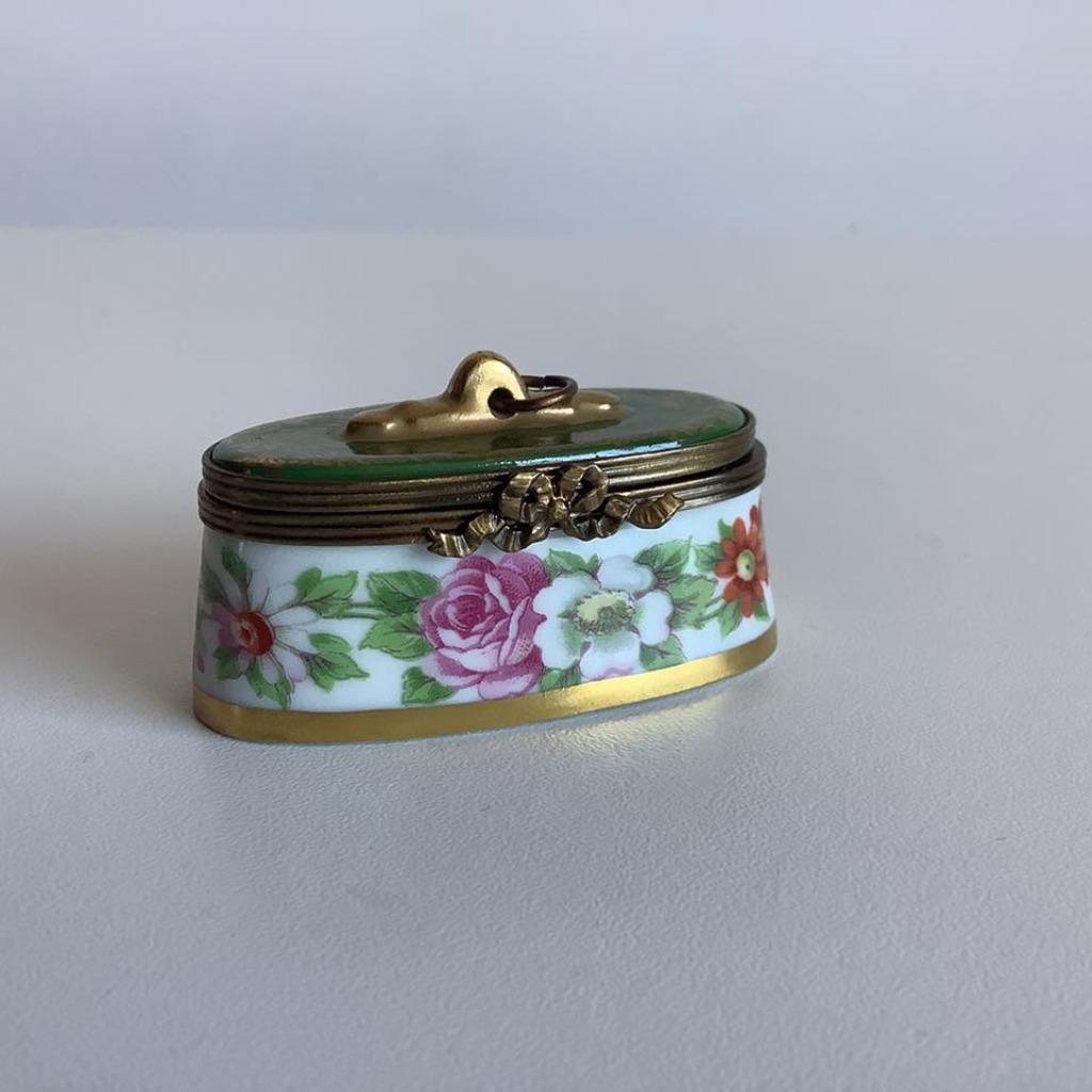 jolie boîte à pilules vintage de Limoges avec fleurs, Antiquités & Art, Antiquités | Porcelaine, Enlèvement ou Envoi