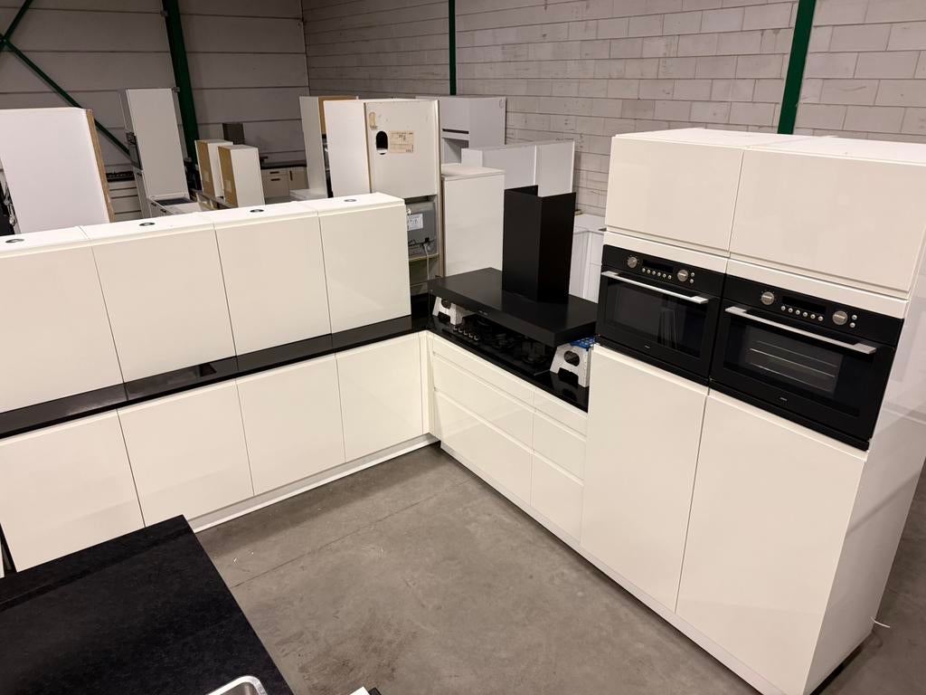 Complete Moderne Hoekkeuken Hoogglans + ATAG + GEDEMONTEERD