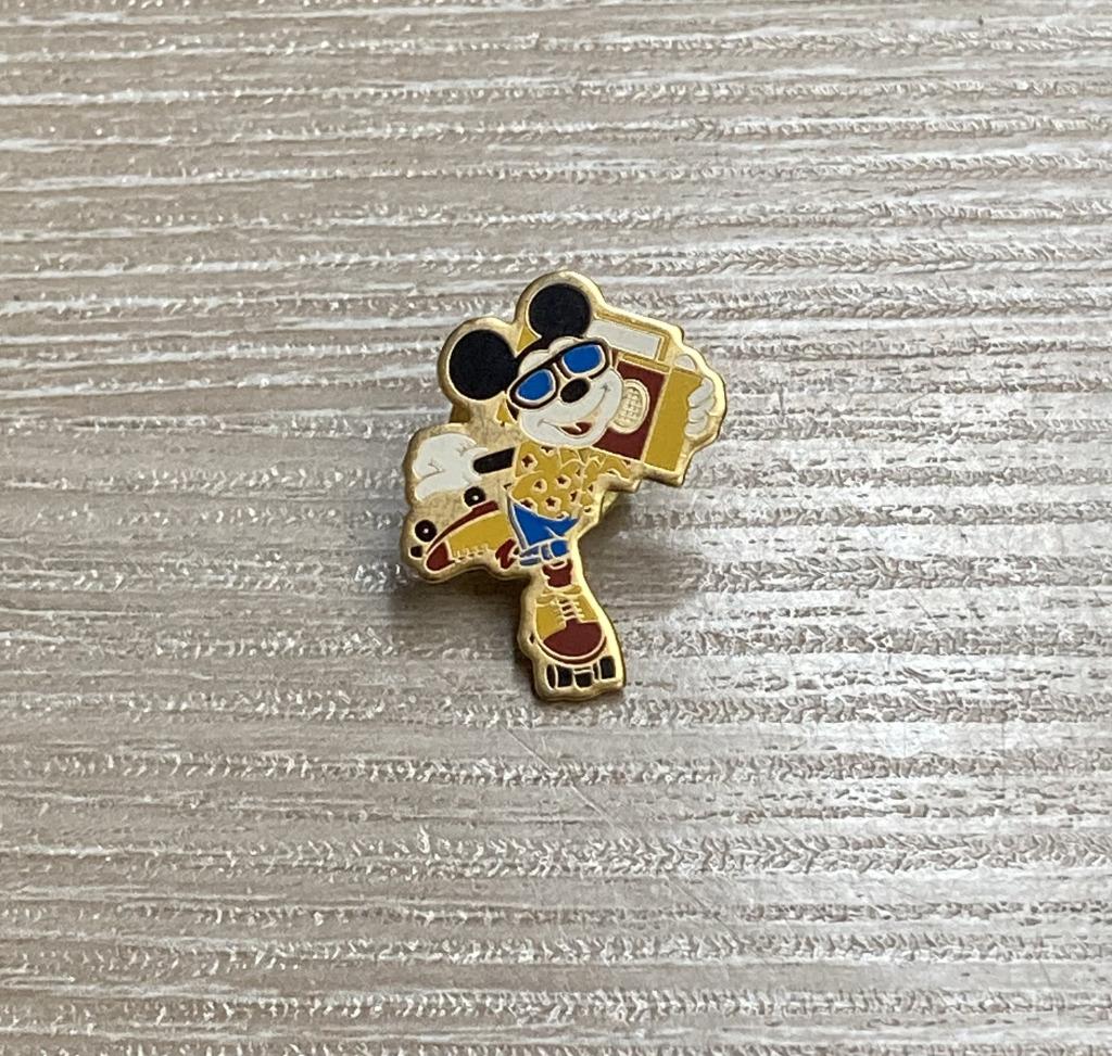 PIN - DISNEY - MICKEY MOUSE - ROLSCHAATSEN, Envoi, Utilisé, Figurine, Insigne ou Pin's