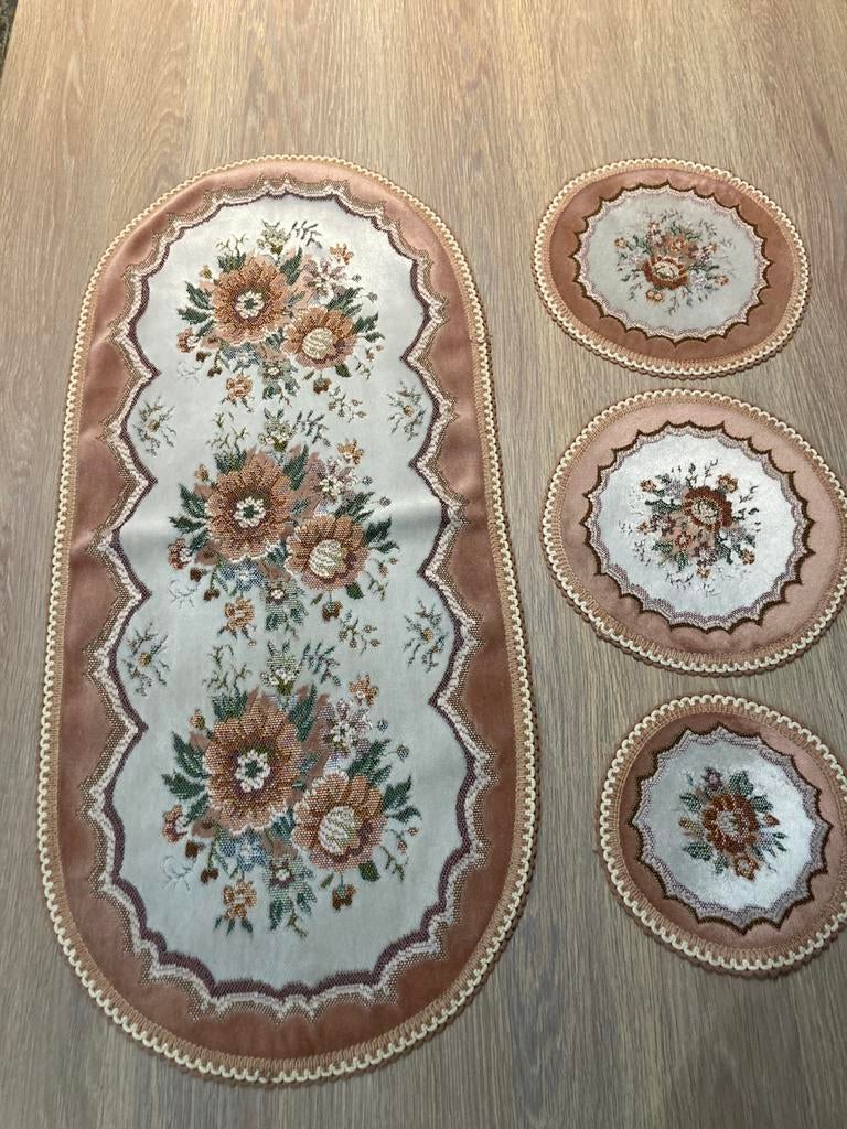 Vintage ovale tafelloper en bijpassende ronde onderzetters, Huis en Inrichting, Ophalen of Verzenden