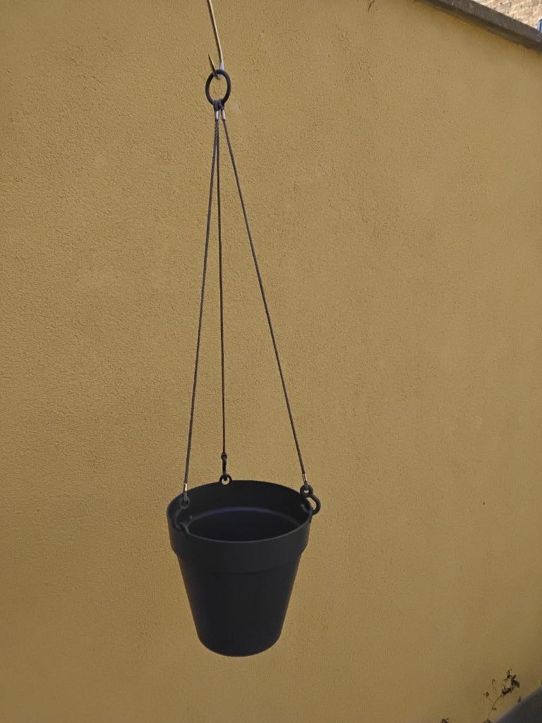 Hangende bloempot met waterreserve, Tuin en Terras, Bloempotten, Zo goed als nieuw, Kunststof, Minder dan 40 cm, Minder dan 25 cm