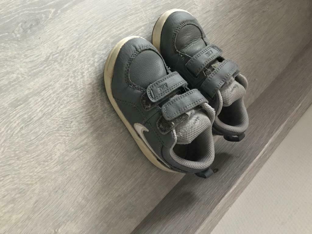 T26 Basket Nike gris, Garçon, Enlèvement ou Envoi, Utilisé, Chaussures