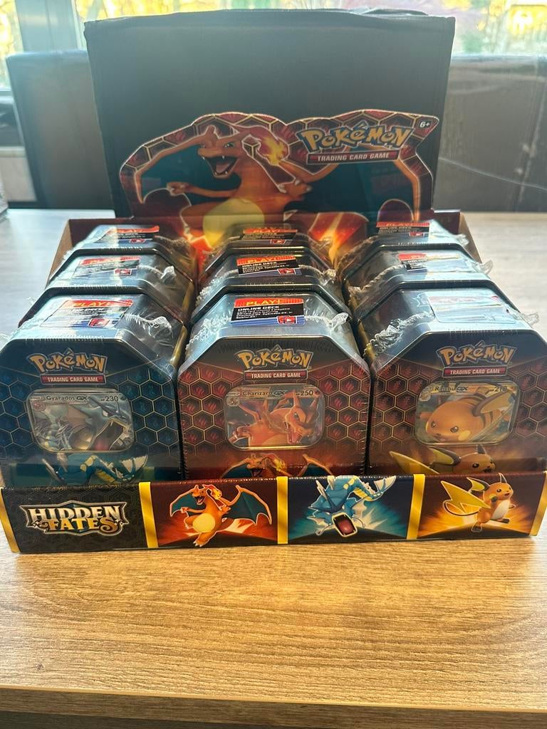 Hidden fates tins full seal case, Hobby en Vrije tijd, Verzamelkaartspellen | Pokémon, Ophalen