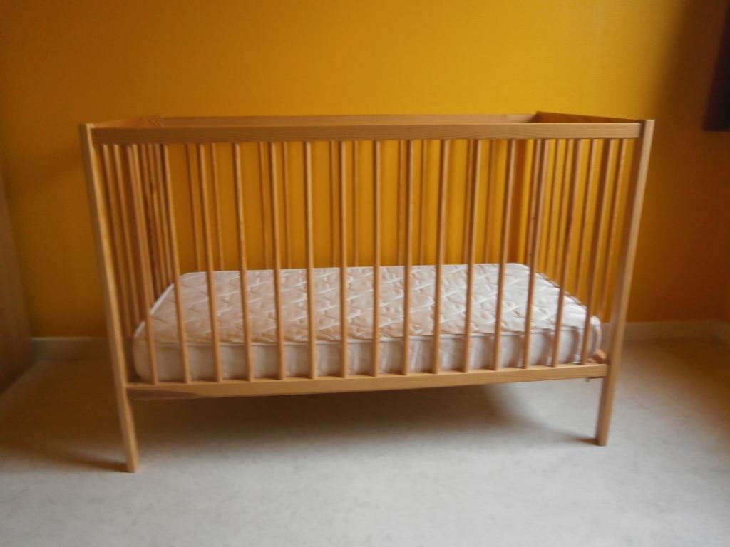 Kinderbedje + matras, Ophalen, Zo goed als nieuw, Matras