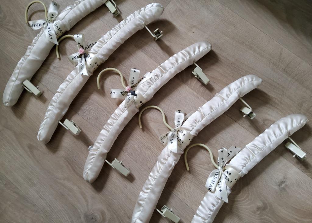 Kleerhangers / kapstokken 5 stuks met zijde Vive Maria, Ophalen of Verzenden, Zo goed als nieuw
