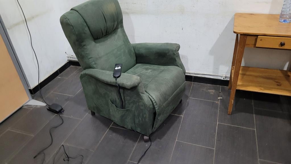 fauteuil relax électrique en daim couleur vert avec une seul