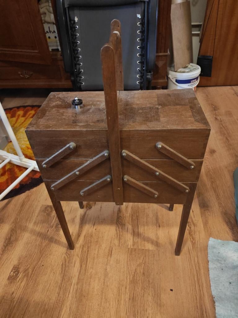 Meuble de couture accordéon, Ophalen