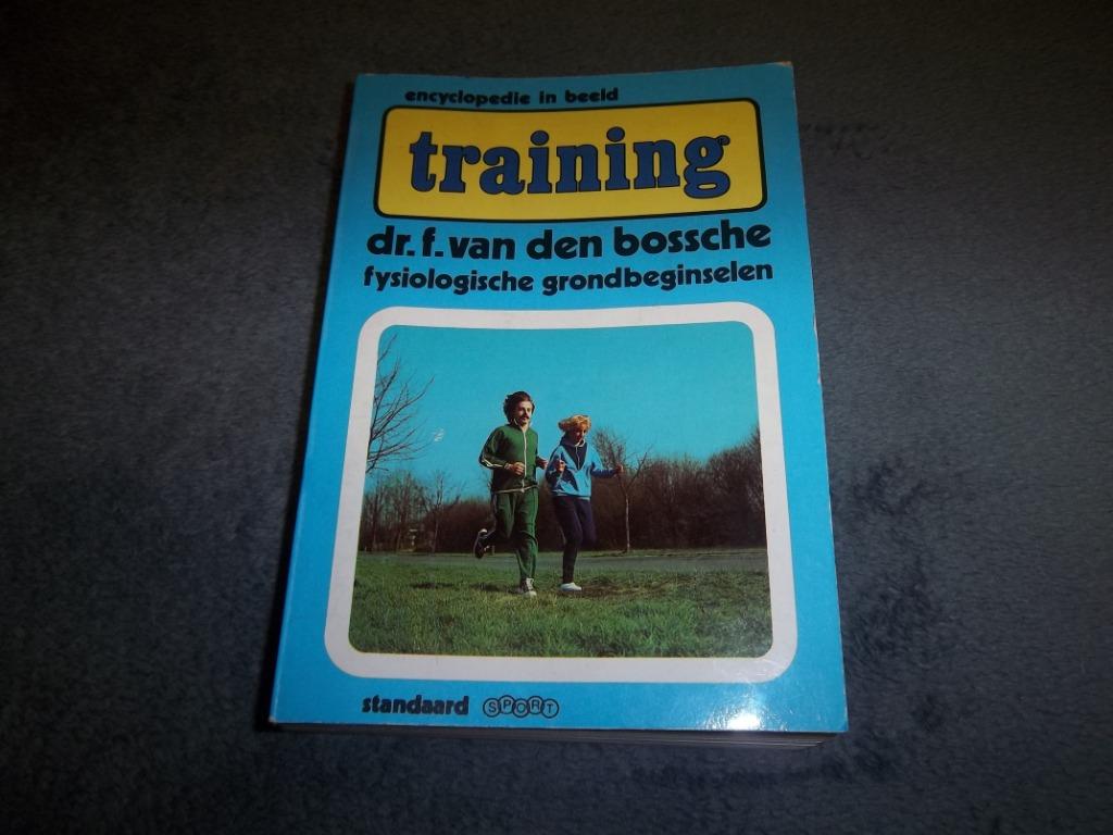 Boek - Training - 330 blz, Enlèvement ou Envoi, Comme neuf, Course à pied et Cyclisme