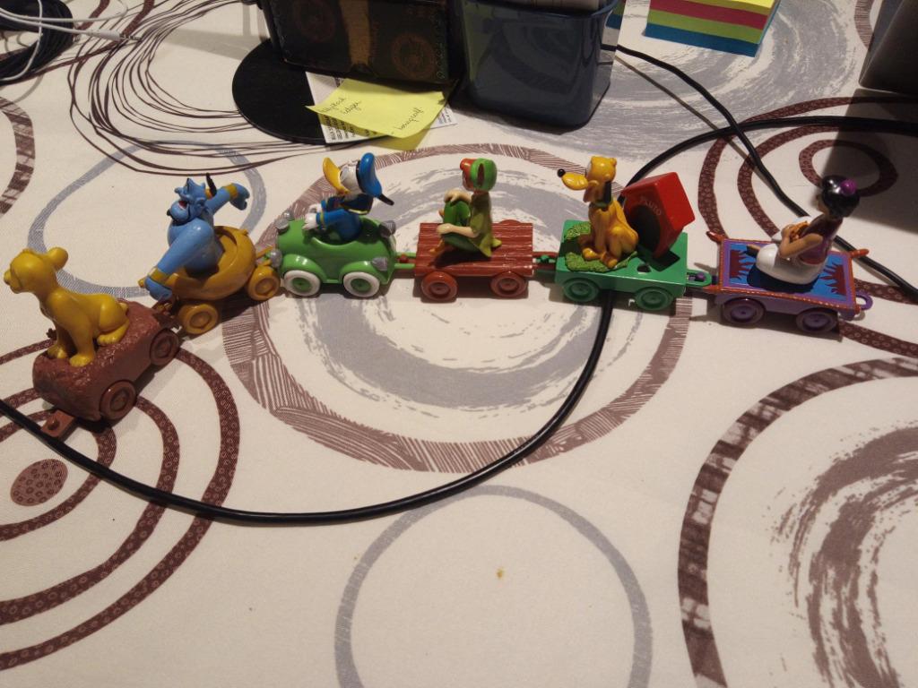disney wagentjes met disney figuurtjes, Ophalen, Overige figuren, Zo goed als nieuw, Beeldje of Figuurtje