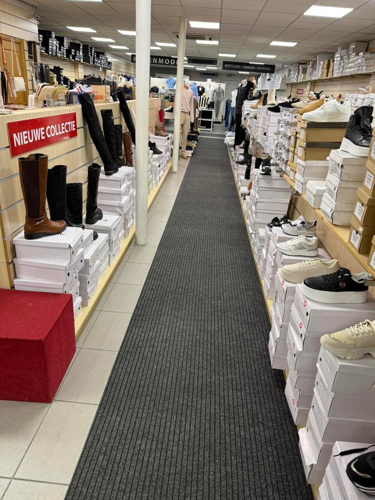 Winkel over te nemen of inboedel, Zakelijke goederen