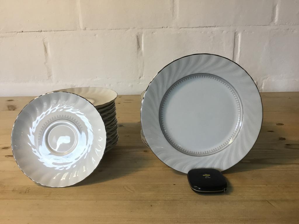 12 delig eetservies met bijbehorende kommen, Ophalen, Kom(men)