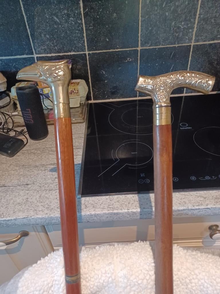 2 wandelstokken, Ophalen
