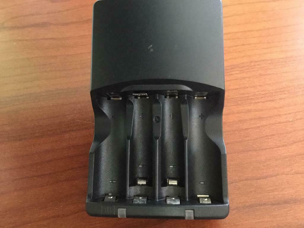 CHARGEUR DE BATTERIE GP, Comme neuf