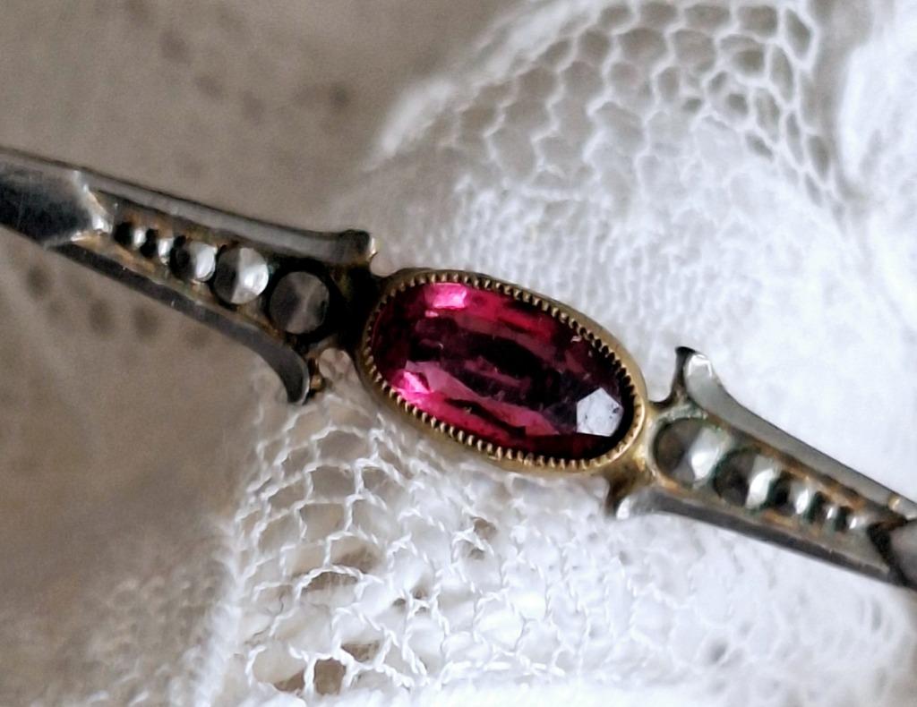 Antieke 19eeuwse broche met rode steenje, Handtassen en Accessoires, Antieke sieraden, Verzenden, Koper, Broche